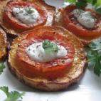 Se necesita media calabaza, tomates grandes, orégano, queso cremoso, pimienta negra y perejil. Puedes leer la receta completa en Cookpad.