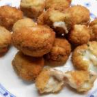 Se necesitan champiñones, huevo, pan rallado, harina, aceite de oliva y queso tierno. Puedes consultar la receta completa en Cookpad.