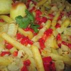 Patatas grandes, patatas pequeñas, cebollas y pimientos morrones son los ingredientes para preparar en la receta. Los pasos a seguir están en Cookpad.