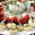 Con tortellini cocidos, taquitos de mozzarella o queso fresco, tomatitos cherry y aceitunas negras. Consulta la receta completa en Cookpad.