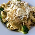 Se sirve con salsa de soja y queso emmental. La receta la puedes leer aquí.