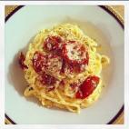 Los ingredientes necesarios son: espaguettis, 250 gr. de ricotta, cuatro cucharas de leche, un ajo, doce tomates secos, aceite de oliva, orégano, pimienta negra y albahaca. Sigue aquí los pasos.