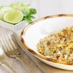 Se necesitan también: huevos, cebolla cortada, cebollino, salsa de soja y pimienta blanca. La receta completa, en Cookpad.