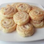 Sólo se necesitan tres ingredientes: lonchas jamón york, lonchas de queso tierno y hojaldre. Lee aquí la receta completa.