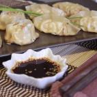 Se preparan con masa de empanadillas, carne picada, huevos frescos y cebollino picado. Puedes ver la receta completa en Cookpad.