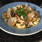 Los ingredientes necesarios son sepia, almejas, ajo, guindillas, tomate rallado, laurel, pimentón, vino tinto y aceite de oliva. Aquí tienes la receta completa.