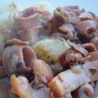 La salsa se prepara con vinagre de vino blanco, harina, pimiento rojo, cebolla, ajo, laurel, orégano, azafrán, perejil, aceite de oliva, sal y pimentón. Ésta es la receta completa.