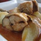 La salsa está hecha con vino blanco, agua, pimentón, harina, cayena y laurel. Mira aquí la receta.