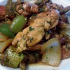 Se acompaña de cebollas y calabacín. Aquí puedes ver la receta.