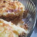 Los ingredientes son carne picada, patatas, cebolla, queso rallado y tomate concentrado. Puedes seguir aquí la receta.