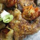 La receta se hace con manzanas verdes, tomates medianos, traseros de pollo, orégano, pimienta negra y limón. Mira la receta completa en Cookpad.