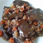 Se prepara con cebolla, zanahorias, hinojo, vino tinto, salsa de tomate, orégano, harina, ajo y pimienta negra molida. Aquí puedes encontrar los pasos de la receta.