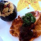 Acompañados de calabacines rellenos de quinoa. Puedes leer la receta en Cookpad.