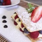 Para prepararla se necesitan menos de 20 minutos y se decora con fresas, arándonos y frambuesas. La receta completa la puedes encontrar en Cookpad.