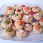 Sólo se necesita harina, azúcar moreno, mantequilla, aroma de azahar y lacasitos. La receta completa, en Cookpad.