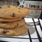 Se preparan con harina de trigo, azúcar normal, azúcar moreno, mantequilla, vainilla, yema de huevo y pepitas de chocolate. Aquí tienes la receta completa.