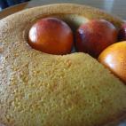 Se prepara con claras de huevo, harina, levadura, zumo de naranja, azúcar blanco, aceite de oliva, sal y ralladuras de naranja. Aquí tienes la receta completa.