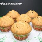 Tiene azúcar moreno, huevos, harina, levadura, aceite de girasol y pepitas de chocolate. Puedes encontrar loas pasos a seguir en Cookpad.