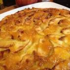 Con manzanas golden, leche, harina, azúcar, huevos y mermelada de melocotón. La receta está en Cookpad.