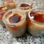 Tiene leche, las galletas, azúcar, un sobre de cuajada, canela molida y caramelo líquido. Éstos son los pasos de la receta.