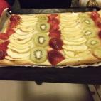 Las frutas son manzanas golden, kiwi, fresas y ciruelas en forma de mermelada. Puedes leer aquí la receta.