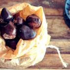 Estas son unas trufas distintas a las clásicas tanto en ingredientes como en presentación. Por dentro quedan cremosas y por fuera, crujientes. Consulta la receta completa en CookPad.