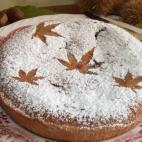 Este postre se elabora con pasta brisa y un relleno de puré de castañas en el que se introducen algunas castañas enteras en almíbar. Decorada con azúcar glas te quedará así de espectacular. Aprende a cocinar esta tarta aquí.