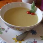 Un plato perfecto como entrante o, por sí solo, para cenar. Además, permite aprovechar esas manzanas que se van quedando pasadas en el frutero. ¡No se tira nada! Lee aquí la receta de esta sopa.