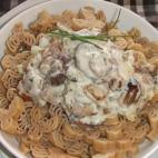 La mayor ventaja de esta receta es que la salsa, una vez preparada, aguanta un par de días en la nevera. Además, puedes aprovechar esta época para hacer acopio de castañas y setas y congelarlas. Aprende a hacer esta receta