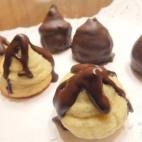 Con muy pocos ingredientes (castañas peladas, azúcar glas, patata hervida, yema de huevo y chocolate de cobertura) podrás preparar estos bocados tan deliciosos y tan apetecibles en esta época. Aprende aquí a cocinarlos.
