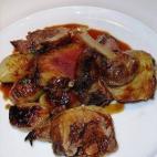 Este plato puede ser perfecto para servir en Navidad o en cualquier comida especial. La carne de pato combina a la perfección con los frutos secos y legumbres, por lo que tus comensales se chuparán los dedos. Lee la receta completa en CookPad.