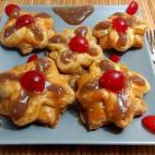 Estas flores son facilísimas de hacer y muy vistosas para presentar como postre cuando tengas invitados. Sólo necesitarás una placa de hojaldre, crema de castañas, un huevo y cerezas en almíbar para decorar. Consulta la receta completa en...