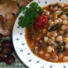 Las castañas le darán un toque muy otoñal a este guiso de garbanzos. Si no se tienen grelos a mano, se pueden sustituir por unas acelgas. ¡Quedará igual de rico! Lee la receta paso a paso aquí