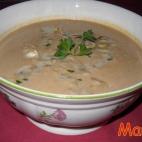 Éste es un plato de sabor suave perfecto para templar el cuerpo. Además, se prepara en muy poco tiempo: basta con sofreír los ingredientes, cocerlos con un caldo de verduras y a la batidora. Consulta la receta en CookPad.