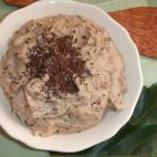 Esta crema es ideal para rellenar tortas, macarons, galletas o preparar distintos postres. Aprende aquí cómo se prepara esta crema.