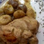 Esta es una receta tradicional de la gastronomía de Al Ándalus. Incorpora cebolla dulce, un vaso de Jerez, ras el hanout (una mezcla de especias), aceite de oliva virgen extra e higos secos. Aquí puedes aprender a elaborar este plato.