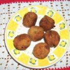 Aunque su aspecto sea como el de las croquetas que se comen como aperitivo o como segundo plato, esta versión es mejor servida como postre. Consulta la receta paso a paso.