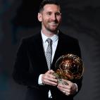 2. Para recibir su sexto Bal&oacute;n de Oro Messi volvi&oacute; al negro y al terciopelo, pero mucho mejor que hace casi u na d&eacute;cada.