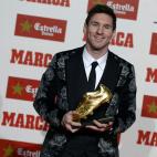 Americana con flores grises bordadas, solapas enormes, chaleco y corbata mal anudada. Un 'no' en toda regla.