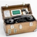 Equipo telefónico portátil de bateria local y llamada por magneto (1945/50). Más información sobre este teléfono