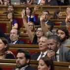 Los diputados del PSC protestan desde su escaño durante el pleno