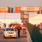 Miembros de la Cruz Roja esperan la llegada de los migrantes del Aquarius en el puerto de Valencia