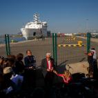 El padre &Aacute;ngel, de Mensajeros de la Paz, comparece ante los medios en el puerto de Valencia