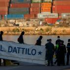 Los migrantes empiezan a desembarcar del Dattilo en el puerto de Valencia