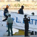 Los migrantes empiezan a desembarcar del Dattilo en el puerto de Valencia