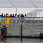 Los primeros migrantes son atendidos e identificados en los puestos de la Cruz Roja