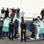 Miembros de la Cruz Roja, Polic&iacute;a Nacional y Guardia Civil dan la bienvenida y atienden a los primeros migrantes en Espa&ntilde;a