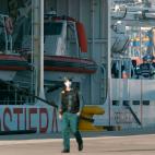 Un Guardia Civil camina junto al barco italiano Dattilo