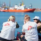 Miembros de M&eacute;dicos Sin Fronteras esperan la llegada del Aquarius