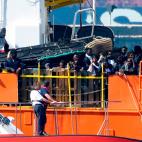 Los migrantes permanecen el la cubierta del Aquarius esperando el momento de desembarcar